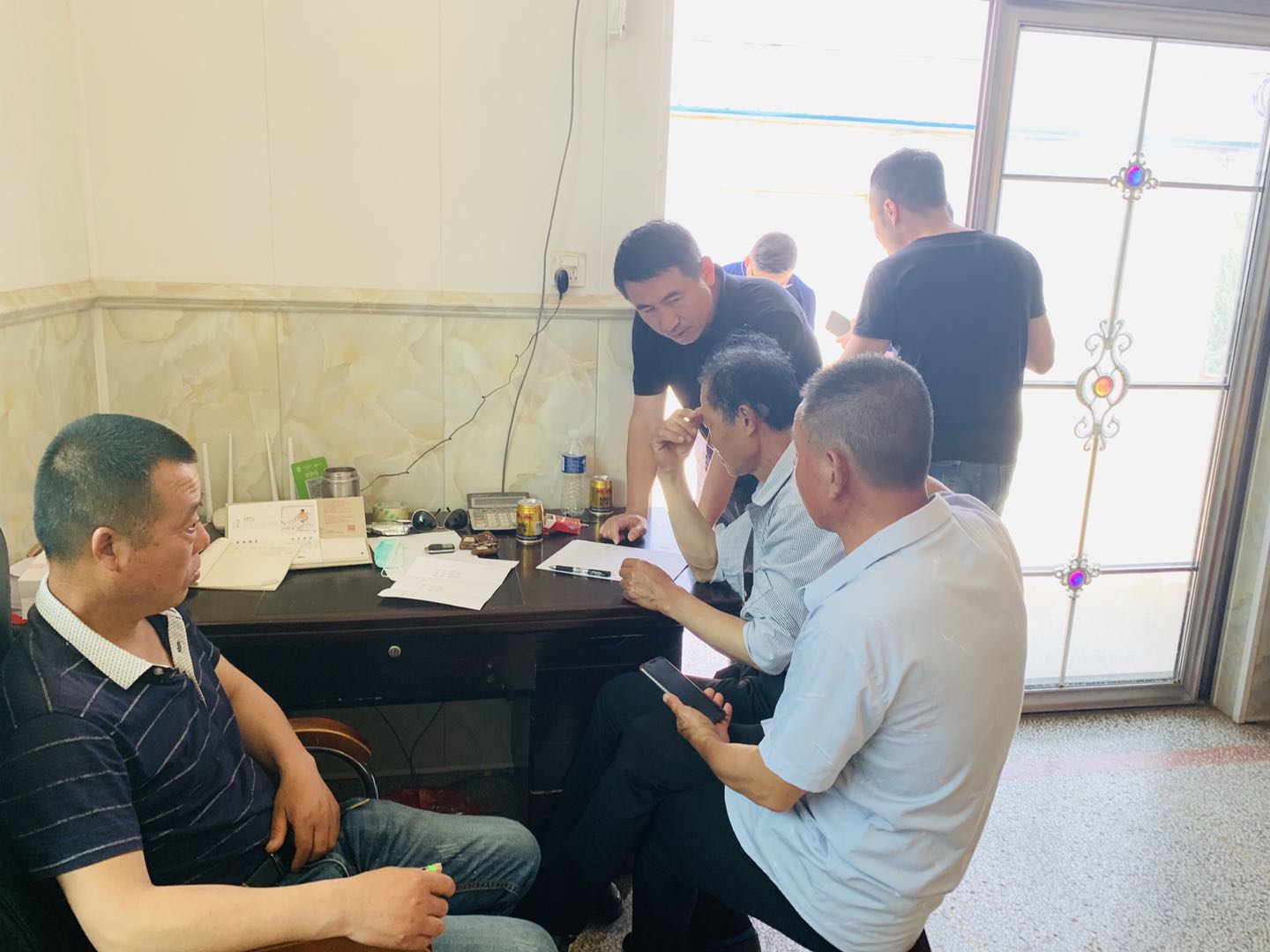 图3 舒冠成老师给村委讲解基地要求